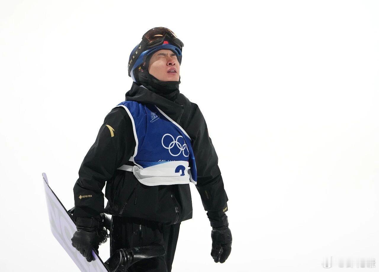 今天（6日）凌晨，米兰冬奥会单板滑雪男子大跳台预赛展开争夺，经过三轮较量，三名出