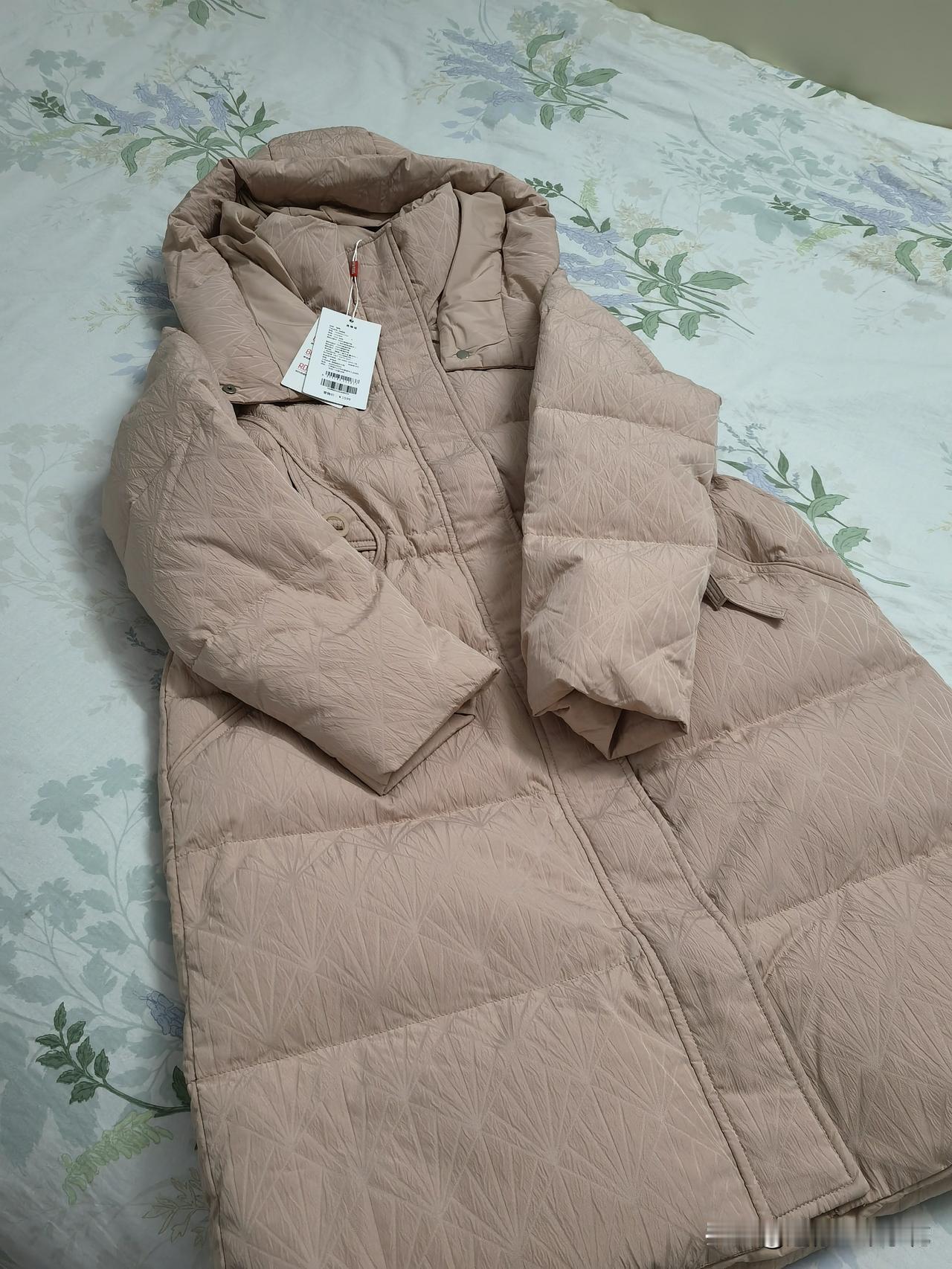 感觉买到心仪的衣服就跟相亲相到满意的对象是一个道理。靠的就是缘分和眼缘。周末去鸭