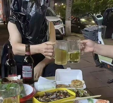 哈哈，这两个来旅游的老外，喝个酒需要这样吗？要不要告诉他们，在中国街上喝酒不违法