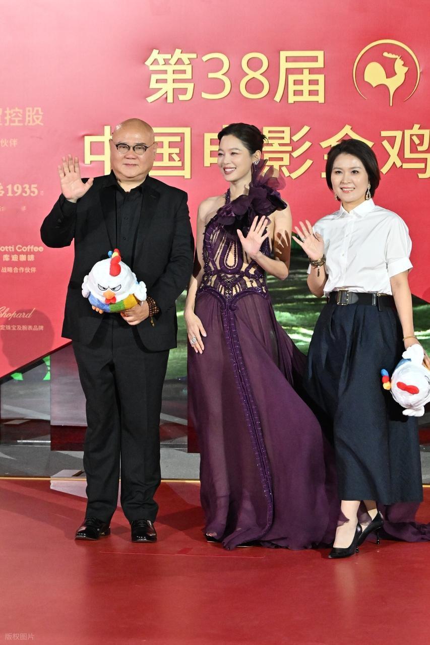 最近辛芷蕾在厦门走红毯，她这回搭配了一身紫色的裙子，展现出了潇洒时尚的魅力。