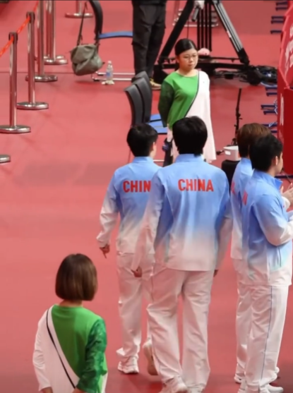 不愧是名字里带"欠"字的人看都不看万一拍错人怎么办？其实很多人说是新老交接，我不