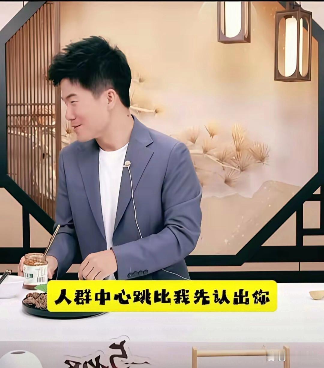 董宇辉在公司年会上改了抽奖方案。三百多人，人人有奖。耳机、平板，算下来每