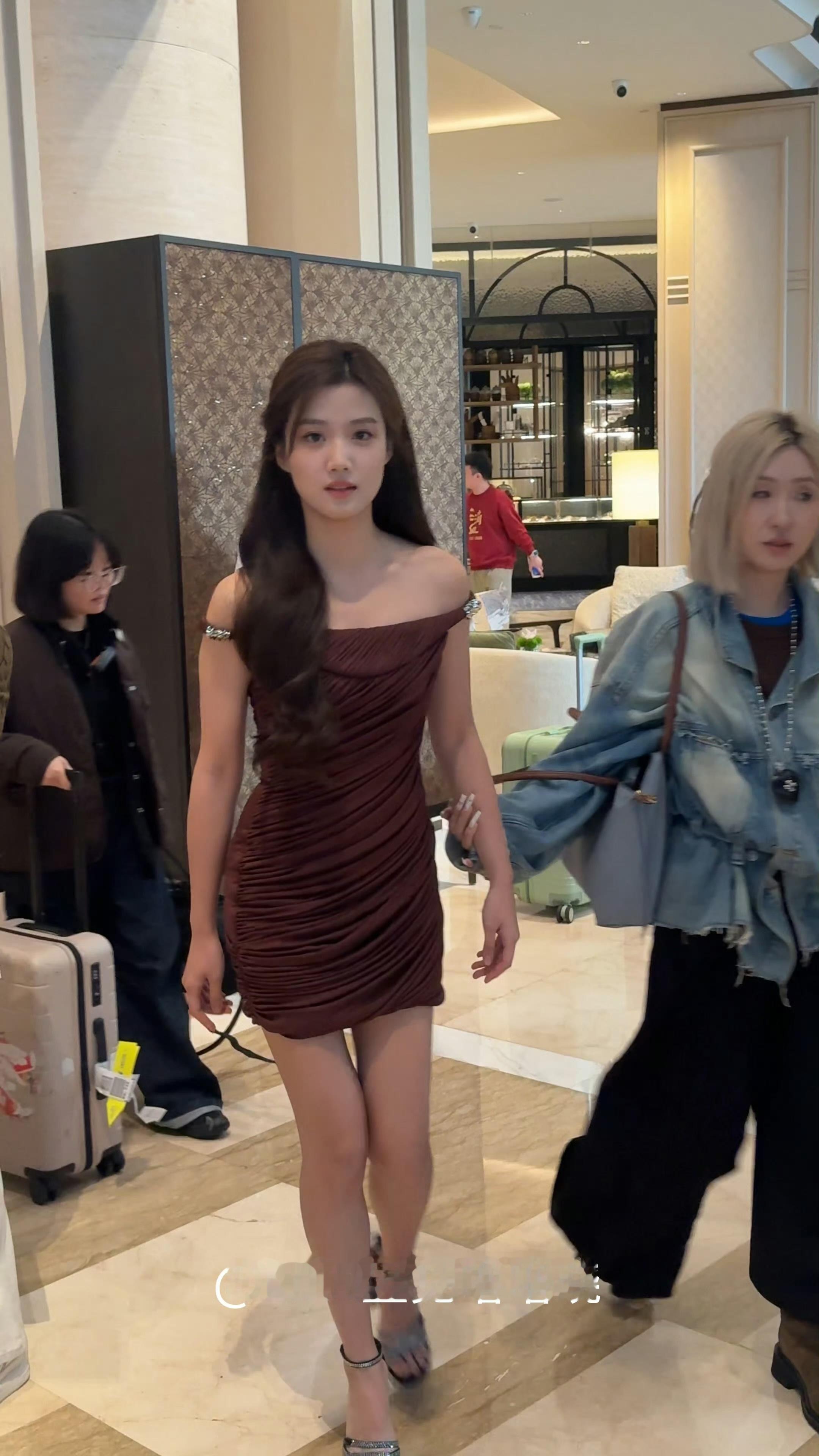 车门打开闻到的先是卢昱晓的香气