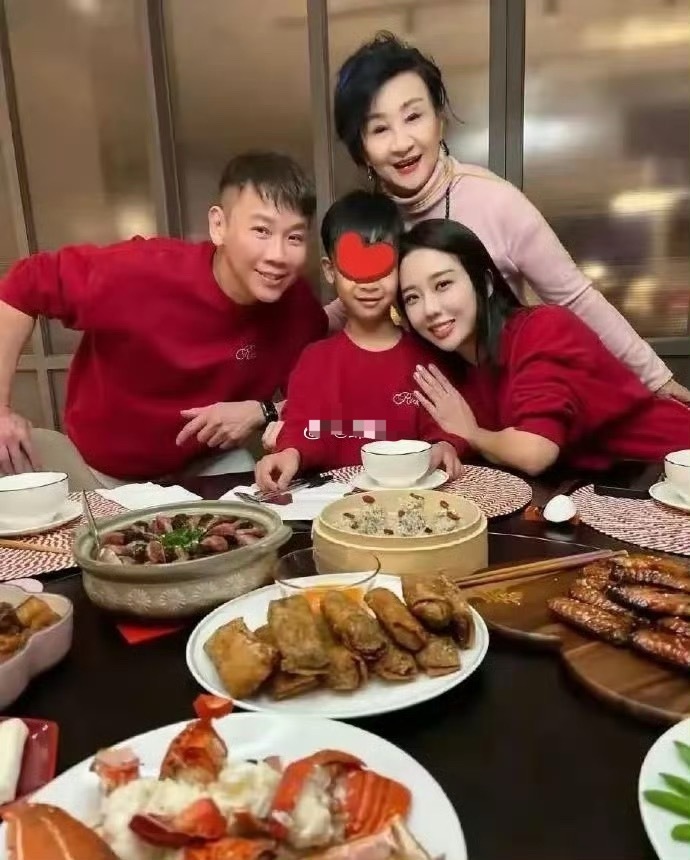 陶喆再一次证明，娶妻要娶年纪小的，你老了，她如此年轻。