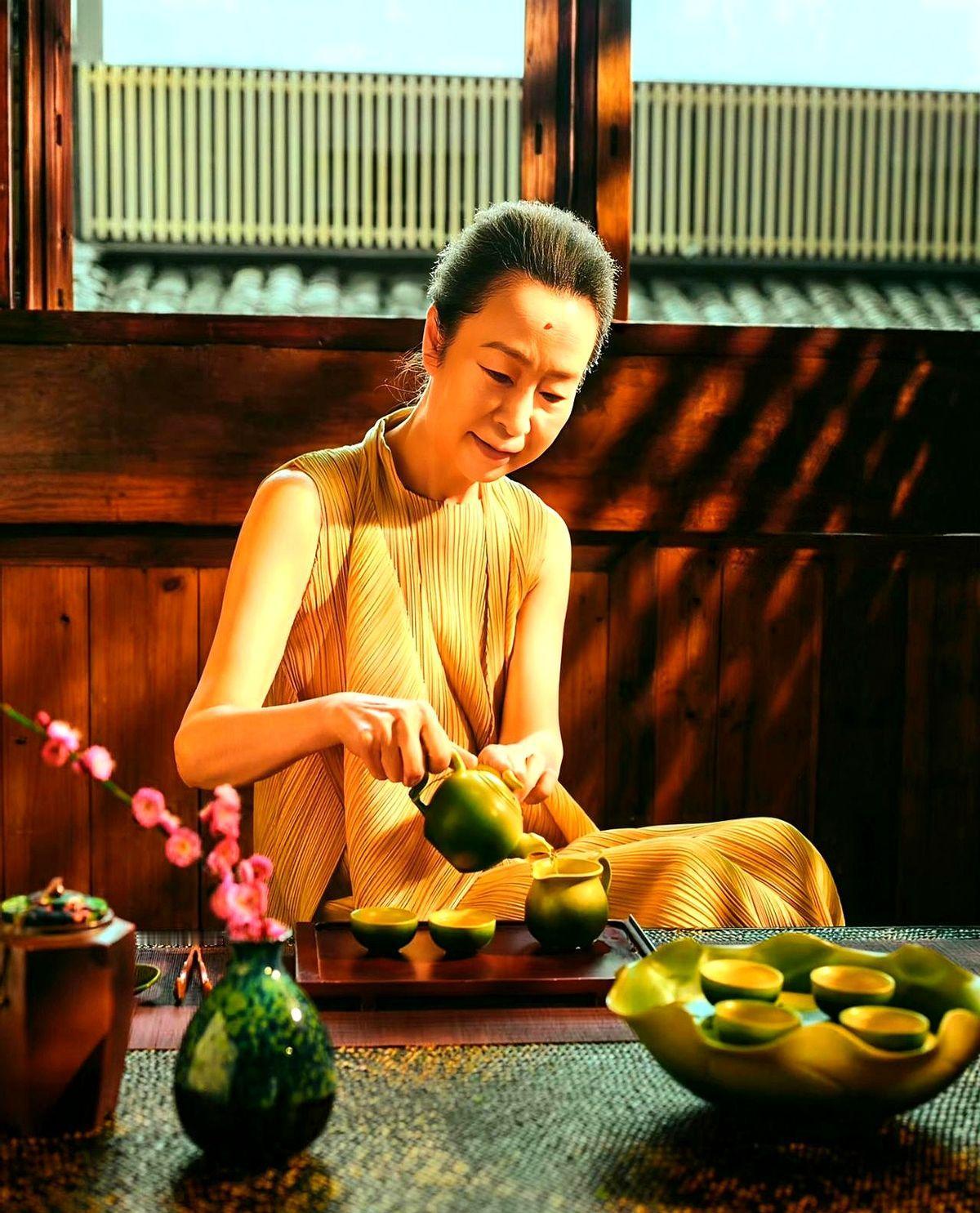 果然，出门在外，身份都是自己给的，不信你看奚美娟。她的荧幕形象一直是一个老好人，