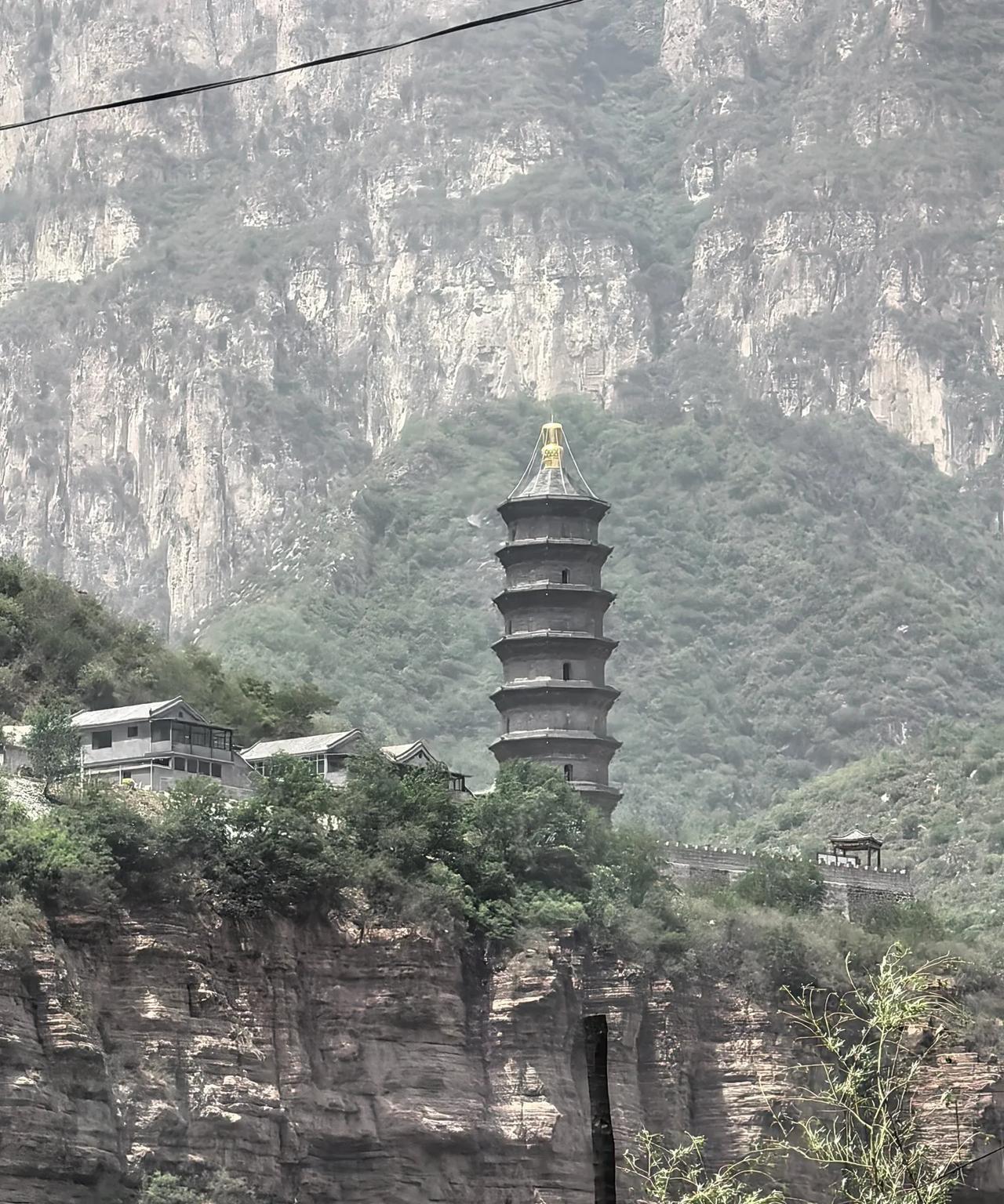 太行山的路，那是一种独特的存在。它蜿蜒在奇峰之间，仿佛是大自然特意绘制的线条。