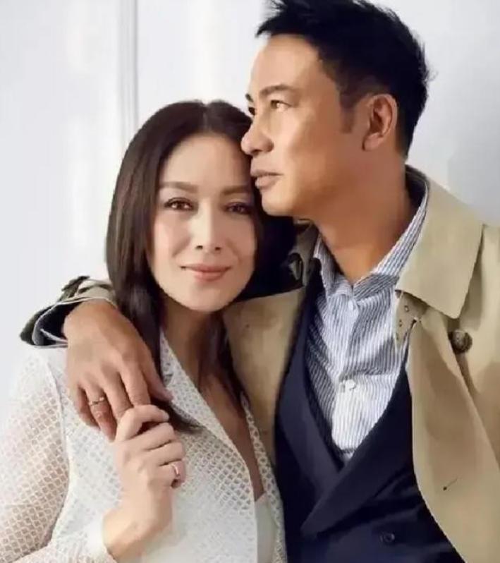 任达华当年铁了心丁克，和琦琦潇洒满世界飞，结果2006年琦琦意外怀孕，他当场怂了