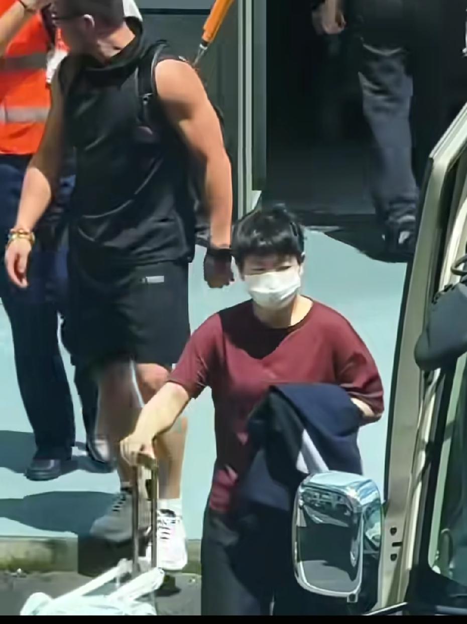 8月20日，红得发紫，孙颖莎到达上海进行封训！期待莎莎亚运会大杀四方，斩兵又斩将