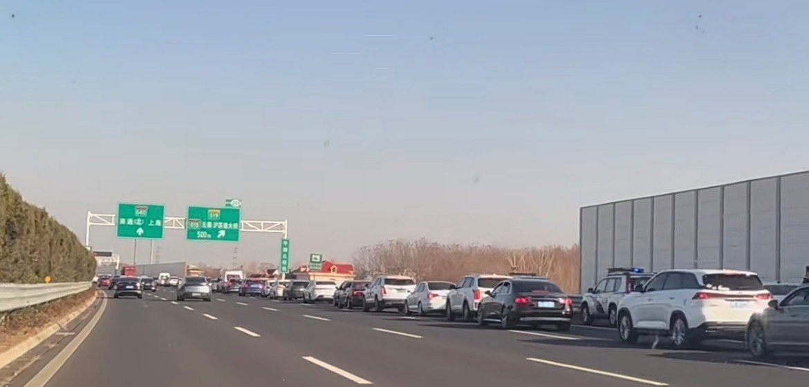 春运大迁徙又来了年后第一波返程高峰已经到来春节假期返程高峰来袭，高速收费站排队榜