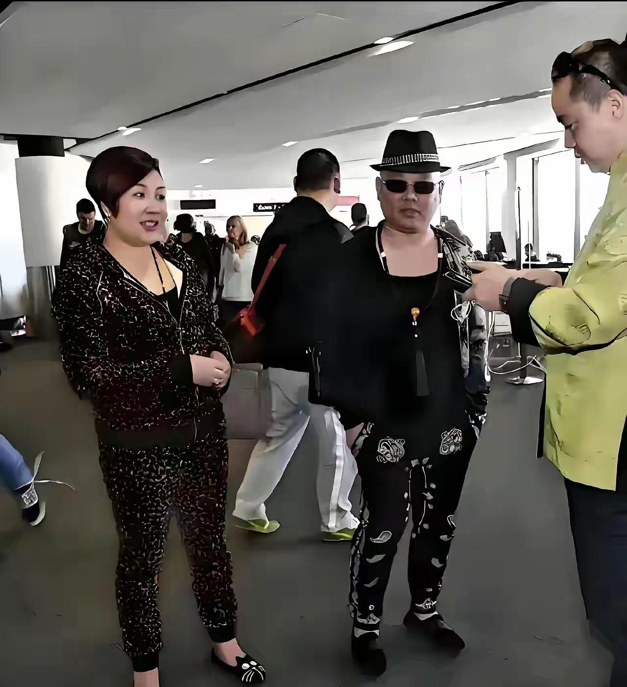 哈哈哈……快看，笑死人了！看郭德纲穿成这样子，不由让人想起抗战时那些二狗子！老郭