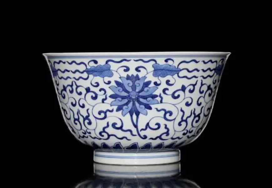 1942年，一小女孩来地主家找打短工的母亲，被地主踩在地上，母亲见状："我不干了