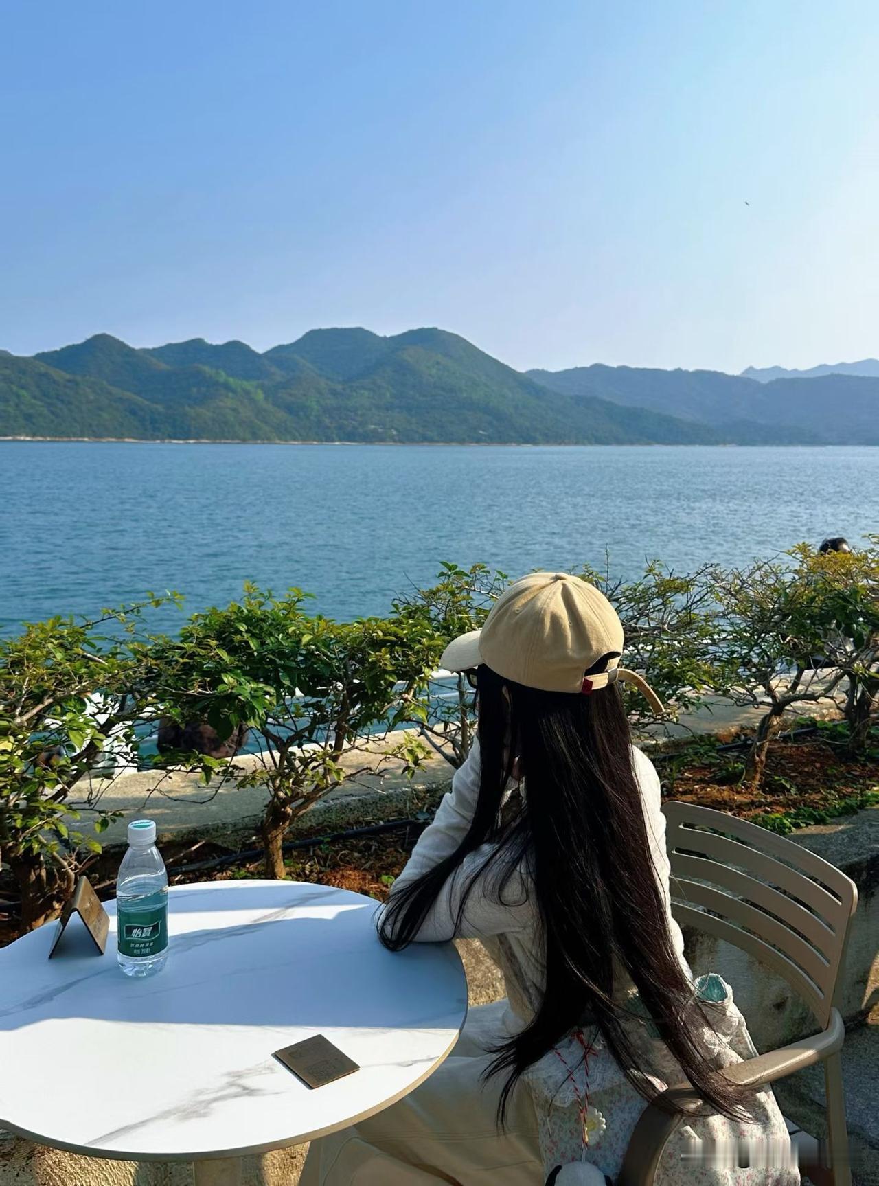 我有个女同事今年35岁，昨天离婚了。她是头婚，跟老公是自由恋爱，结婚10年，