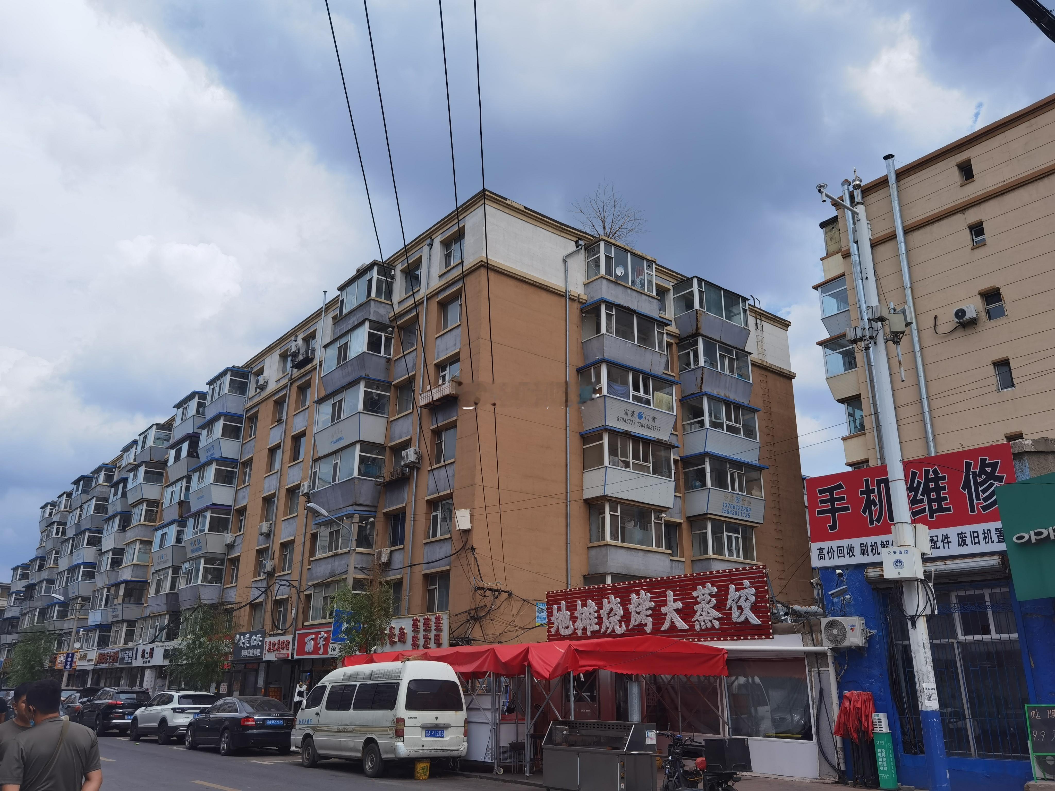 长春的老居民小区很有特色，我不知道东北其他地方是不是这样，它的阳台很多都是倒梯形