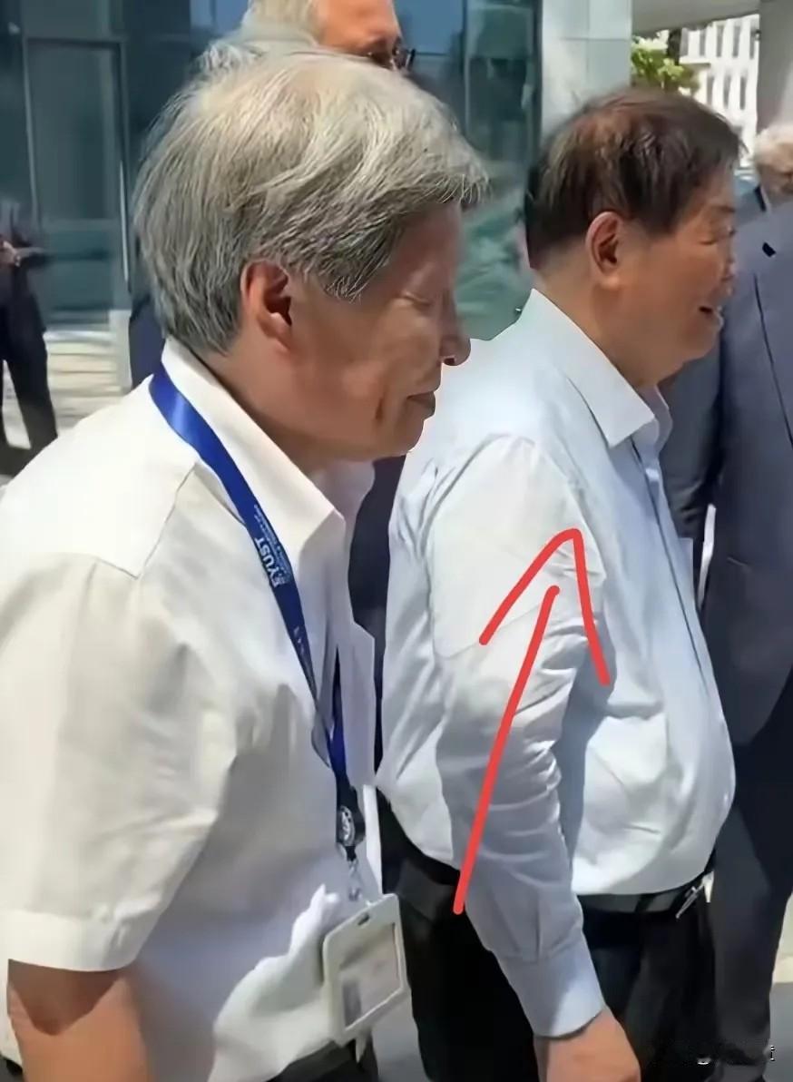 我朋友在福耀集团上班，跟我说了一句实话，我才明白曹德旺突然要卸任给儿子，她说