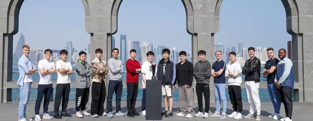 这张照片含金量很高！他们是当时世界乒坛现役最牛逼的16位队员。这群人，他们从横