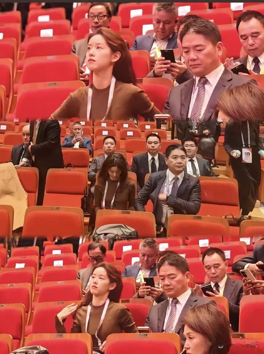 章泽天估计对刘强东都无语了，她原以为同框秀个恩爱呢，没想到刘强东全程表