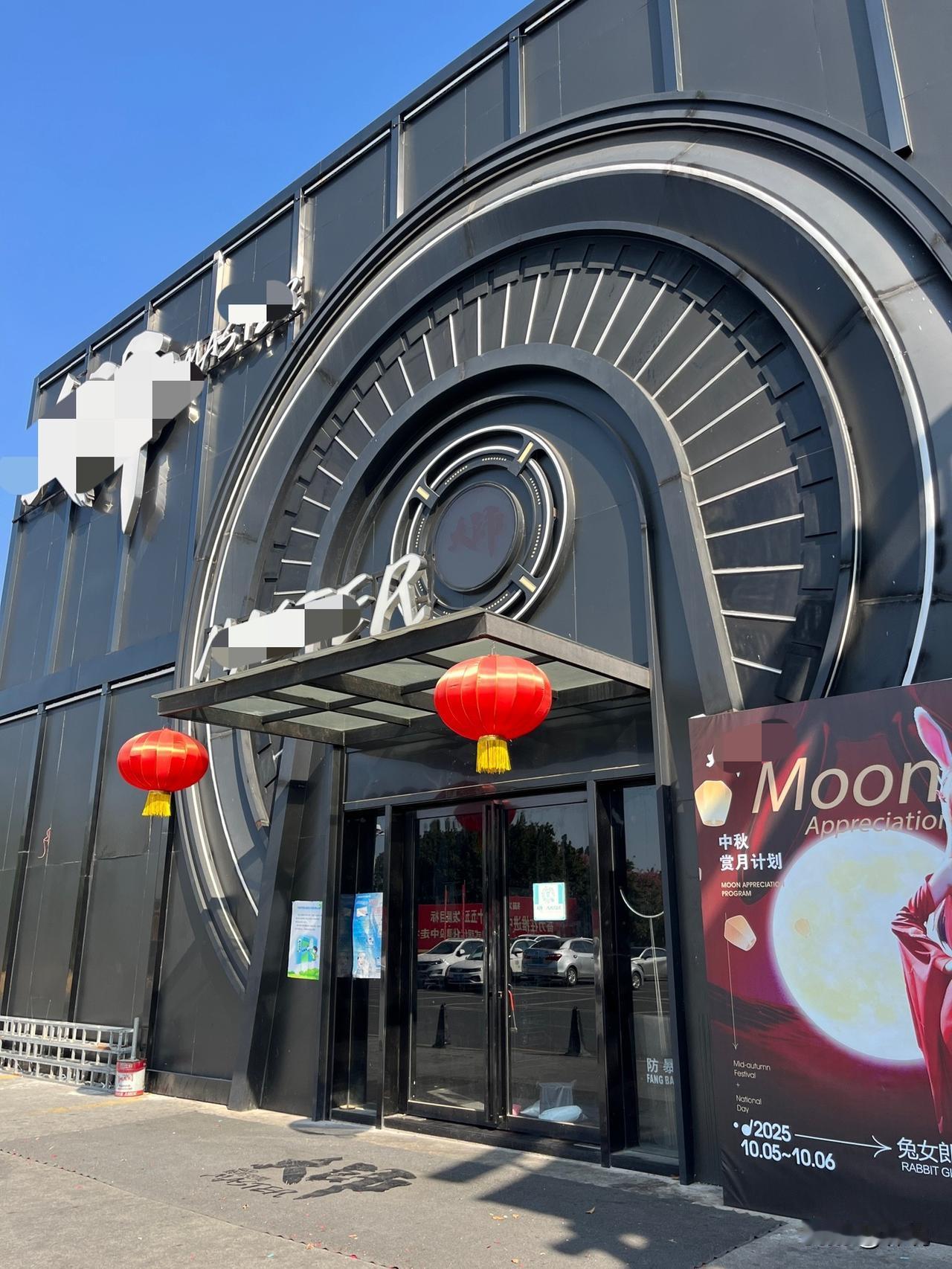 今天天上掉个馅饼，砸我头上了，今天我骑个电动车在路边玩手机，被一个中年女人叫住了