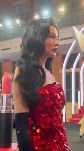 张天爱穿抹胸红裙炸场！长发卷翘似海浪，脸蛋精致得能反光，台步稳如开了特效，这身材