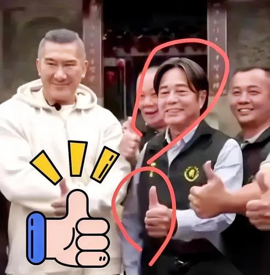 笑掉大牙！馆长放大招！他把赖清德堂哥拉来，剪同款油头、穿同款西装，连抿嘴