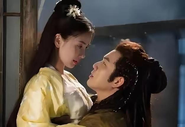 公元535年，高欢外出征战，14岁的长子高澄趁夜摸进庶母房间，只见对方面露潮红地