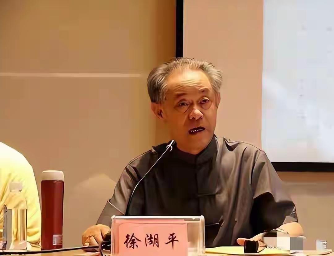 近日去某地参观文物展，突然想起了南京博物院徐院长。那位曾名震大江南北的垂重老