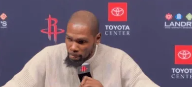 NBA常规赛，火箭119-110战胜鹈鹕。赛后，凯文-杜兰特接受了采访，谈到了德