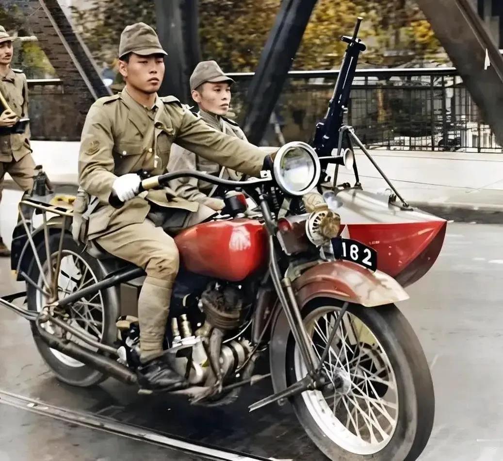 图为1937年上海沦陷后在街头武装巡逻的日本鬼子宪兵队，摩托车上那把歪把子机枪特