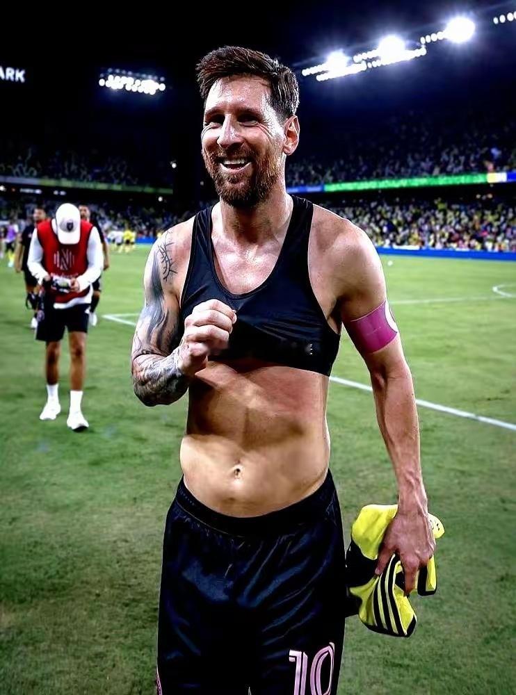 别争了，球王这事儿数据能说清。全球拿过世界杯冠军的球员有471个，这其中又拿过欧