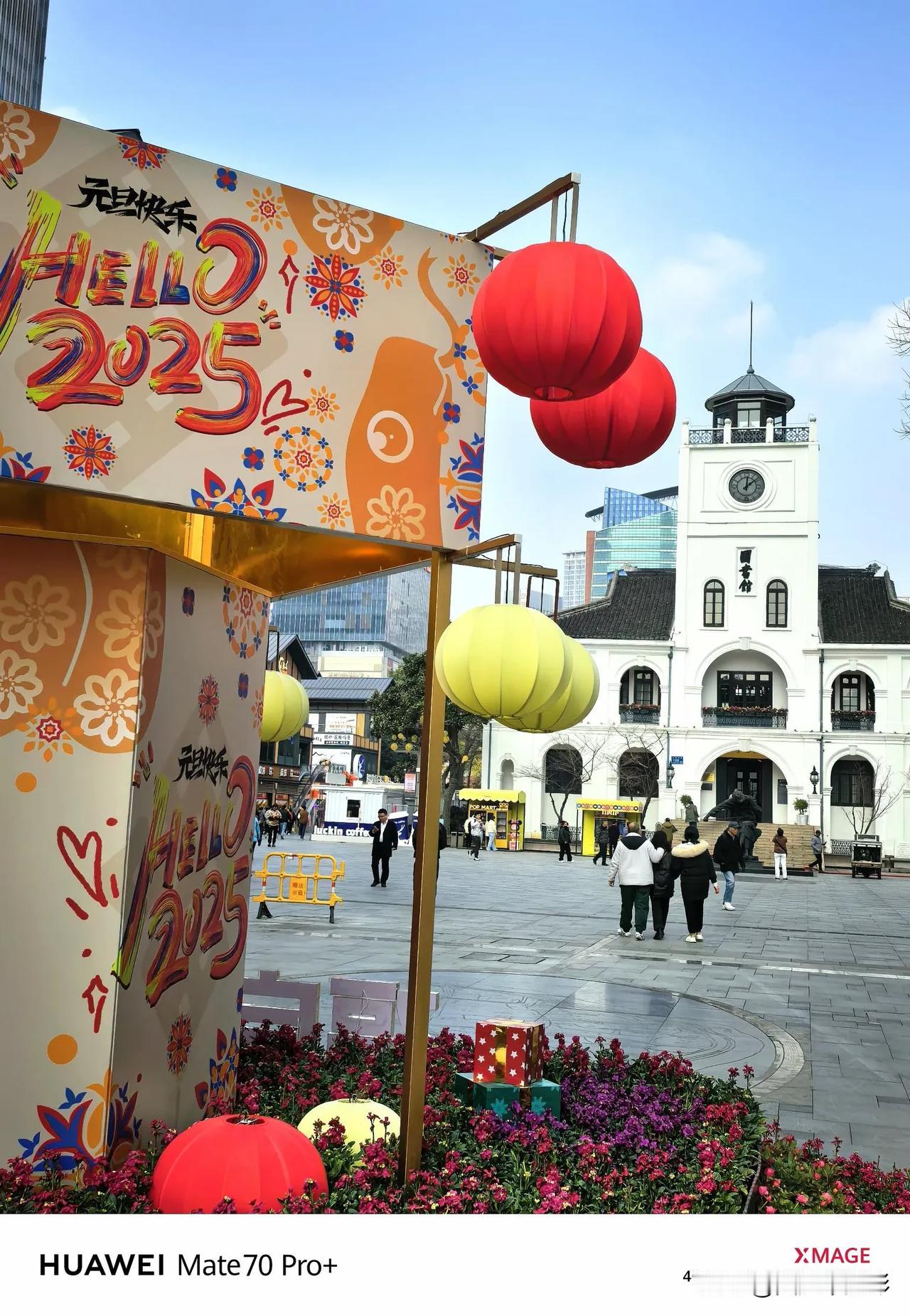 无锡市中心的崇安寺步行街，城市的街景让人心情愉悦，花团锦簇，年味浓郁。在老无锡人