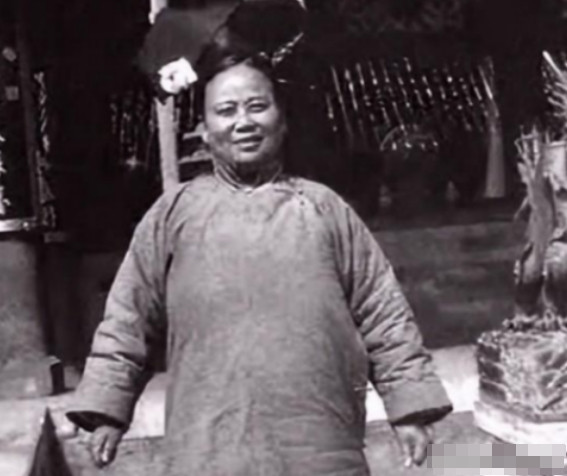 慈禧的贴身宫女回忆：入宫后，整晚都要侧着身子、夹紧双腿睡觉，期间不能改变姿势，其