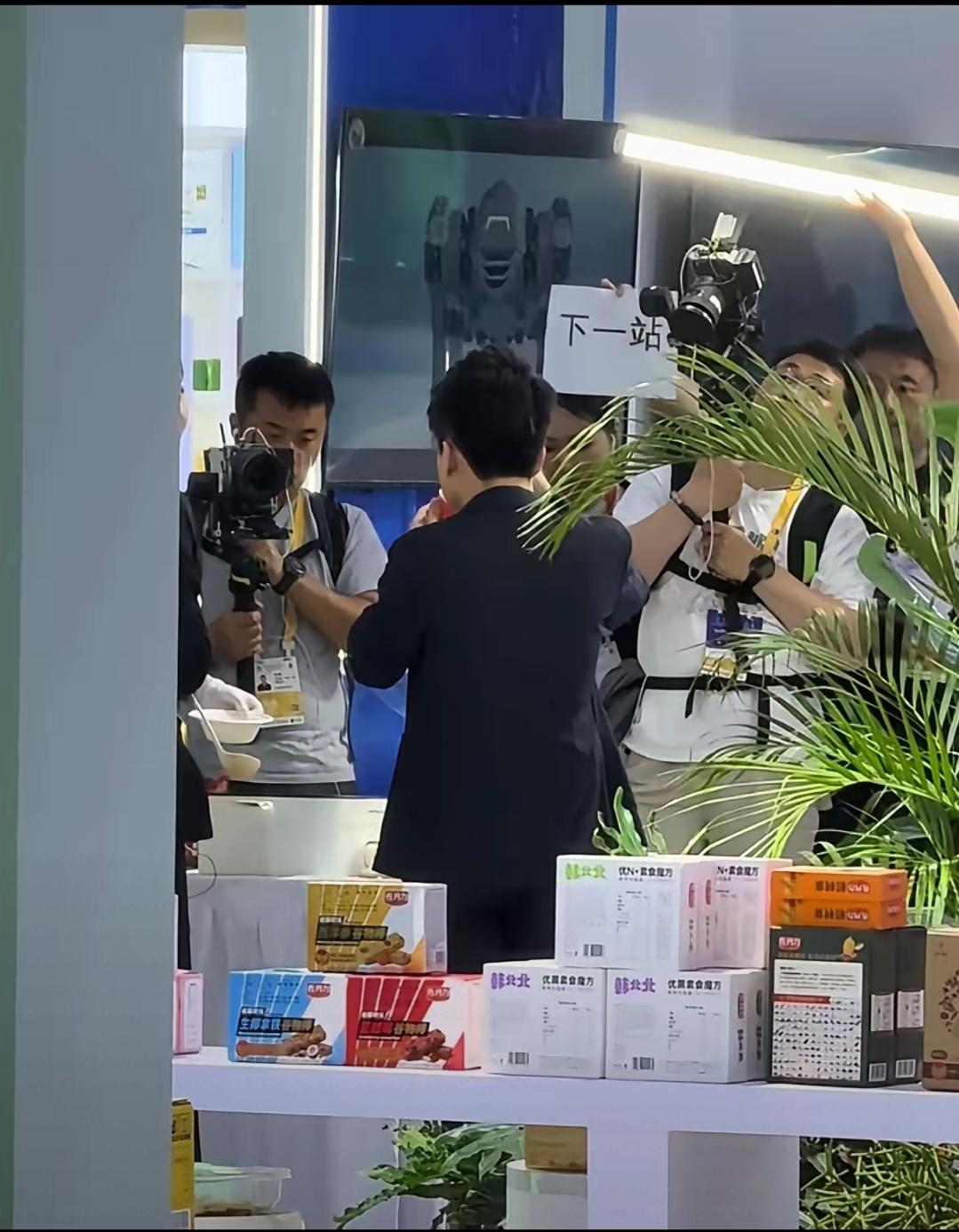 谁懂啊！董宇辉出外场，直接把书博逼疯了，一路催一路喊，急得书博连A4纸都