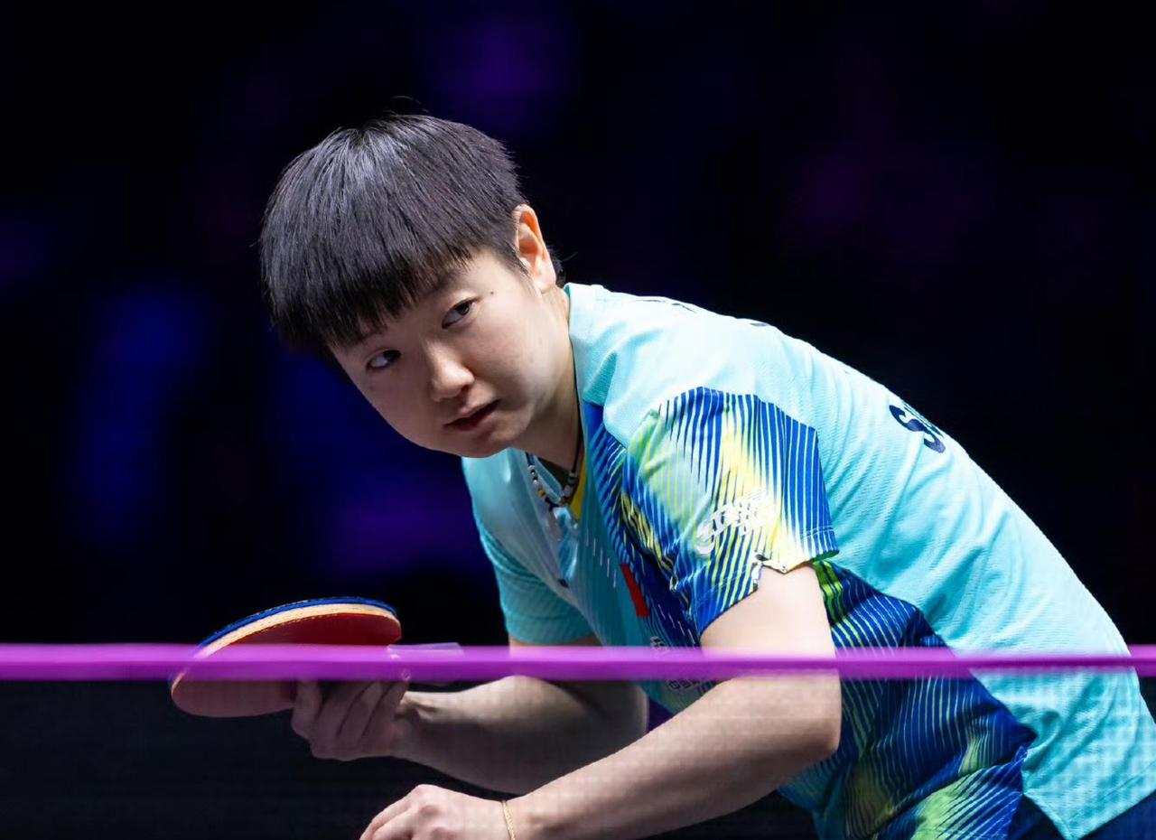 看台上的孙颖莎，此时此刻在想什么？我总觉得，与其说蒯曼输在了技术，不如说输在了那