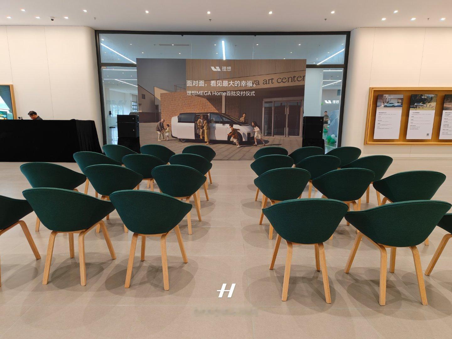 来浦东交付中心，参加理想MEGAHome的首批车主交付仪式，用心了啊，抠厂送花
