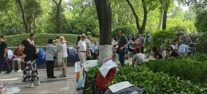 西安革命公园人口大集。据观察几百个35岁左右人的资料：低学历女工资在3k～6k，