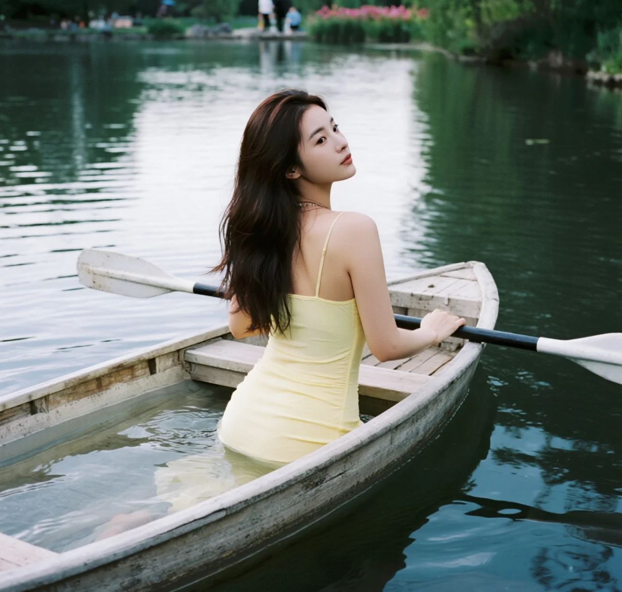 清澈见底的湖水：白皙美眉的水上之旅