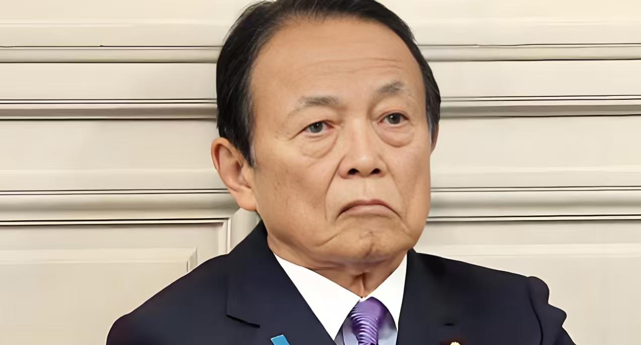 高市早苗在日本政客当中，还算是五官端正的，不信你看看她的副手麻生太郎，这副尊容，