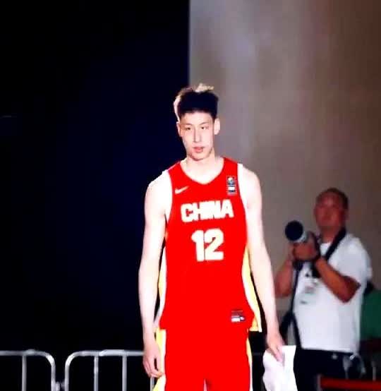 首轮14顺位！中国中锋再冲NBA比杨瀚森还高两位，07年的郇斯楠已经排进20