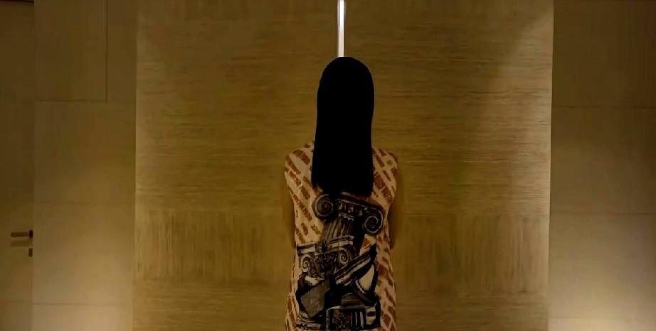 李嘉欣这回可是让全网都在找眼镜，前脚刚发完瘦成“纸片人”的精修图，后脚LV采访视