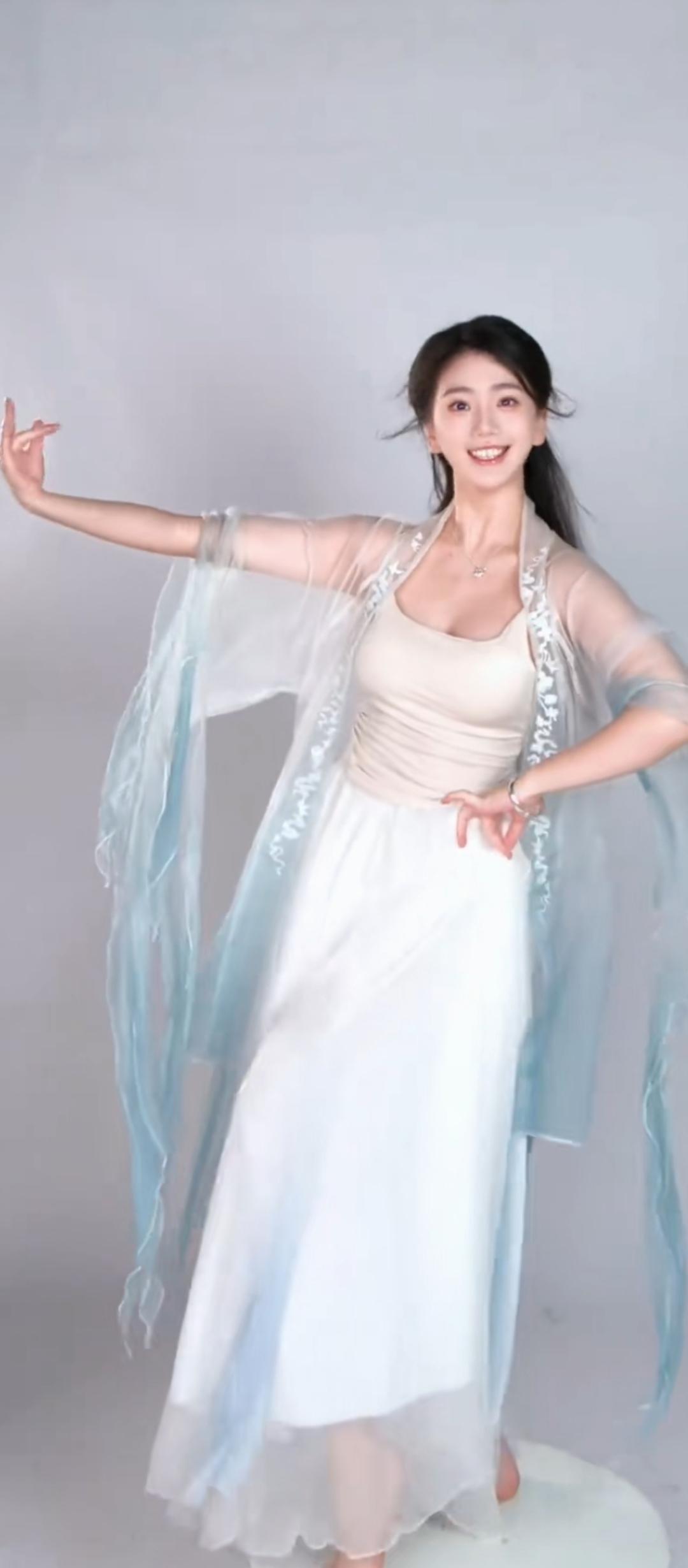 轻盈舞步，飘逸纱裙，仙女下凡！🌹💃🏻