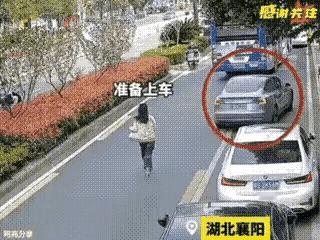 奇怪的举动——万般皆是命，半点不由人。​​​有网友就评论说：​1，先不管