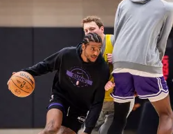 太阳主教练奥特在今日接受了采访，谈到了格林过去四场比赛75投21中，其中三分33