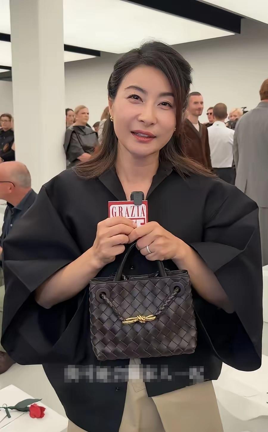 郭晶晶现身米兰时装周能看得出来，这一次的妆容穿搭是用了心的非常美虽然眼