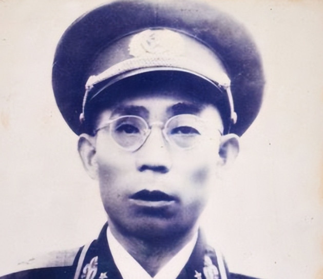 1952年，时任军区副司令员的李文清将军返回自己的故乡，前妻跪在地上向他道歉，李