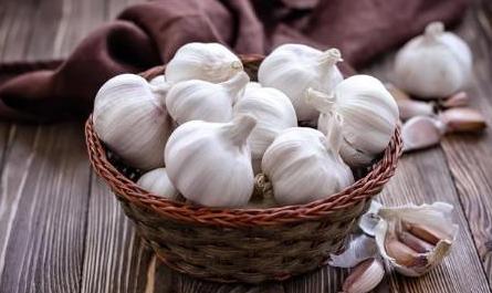 上海交大发现：吃大蒜能在24小时内降低45%的血糖，是真的吗？最近，上海交