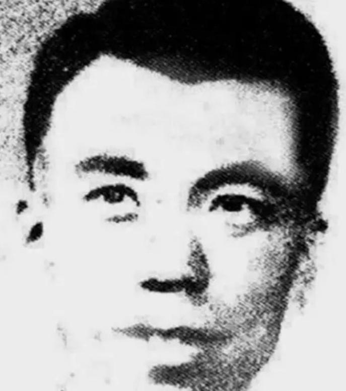 1952年，志愿军战士张文荣被俘后假意叛变，被美军派回做内奸。经过改造后，谁知跳