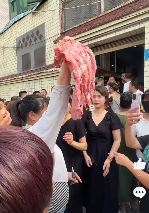给学生吃臭肉、臭排骨，老师吃好肉！四川一小学食堂给孩子做臭排骨、淋巴肉，运送劣质