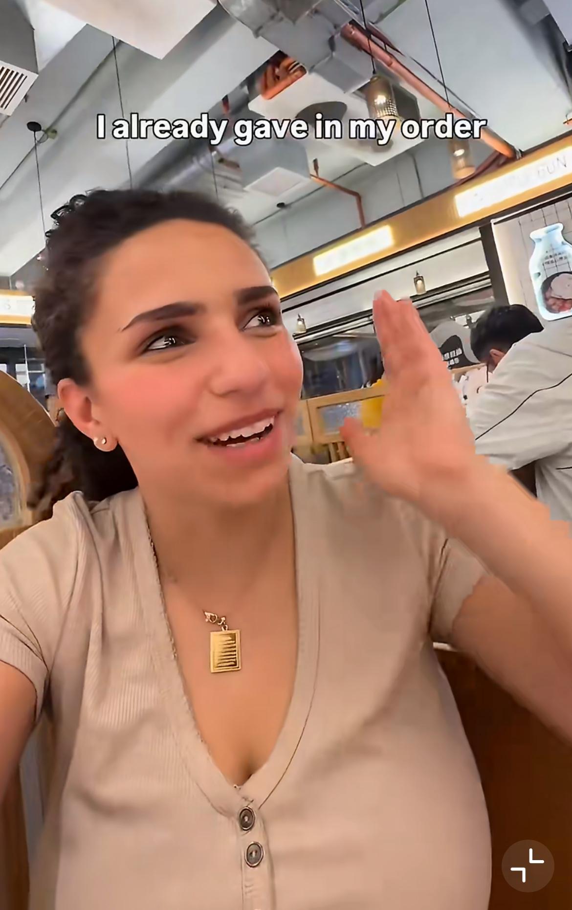 一外国游客吐槽香港茶餐厅吃饭遇到一只在挑逗的大老鼠，一下胃口全无，对香港的好感也