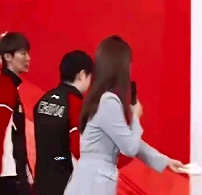 迷糊莎又走错地啦！今天上午莎莎参加和中国邮政续约发布活动，在入场的时候，莎莎