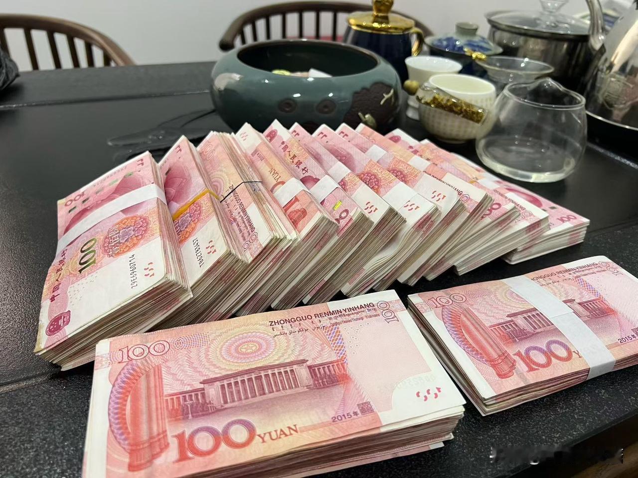 存钱，存钱，一定要多挣钱，多存钱。成年人最大的清醒：好好赚钱，不为挥霍，只为