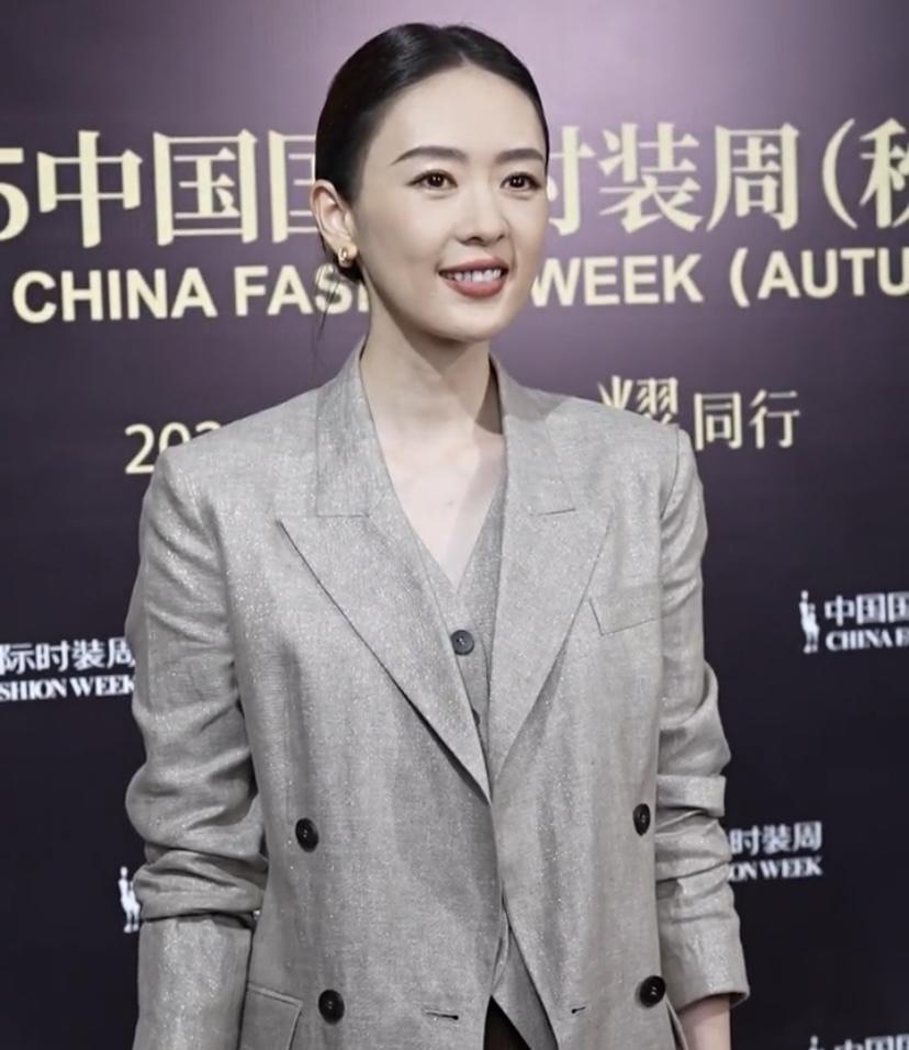 童瑶参加时装周，西装打扮简直太飒了！之前她受邀请参加XUANPRIVE“宣·
